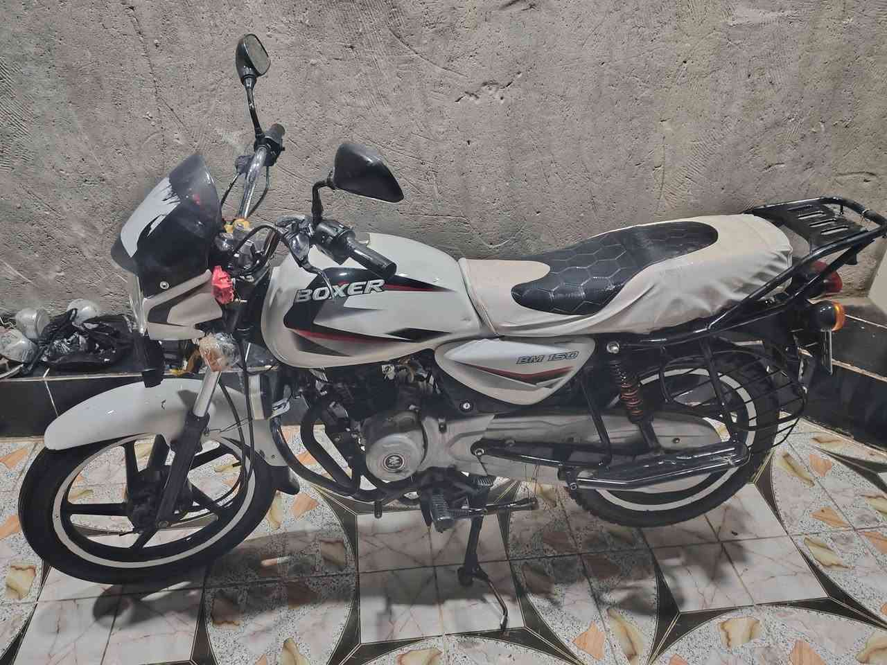 السلام عليكم بوكسر للبيع موديل 20  امرقم بسمي نظافة 100٪ اي نقص مابي بس باتري خير من الله السعر 1600 وبي مجالل
الرقم ***********
