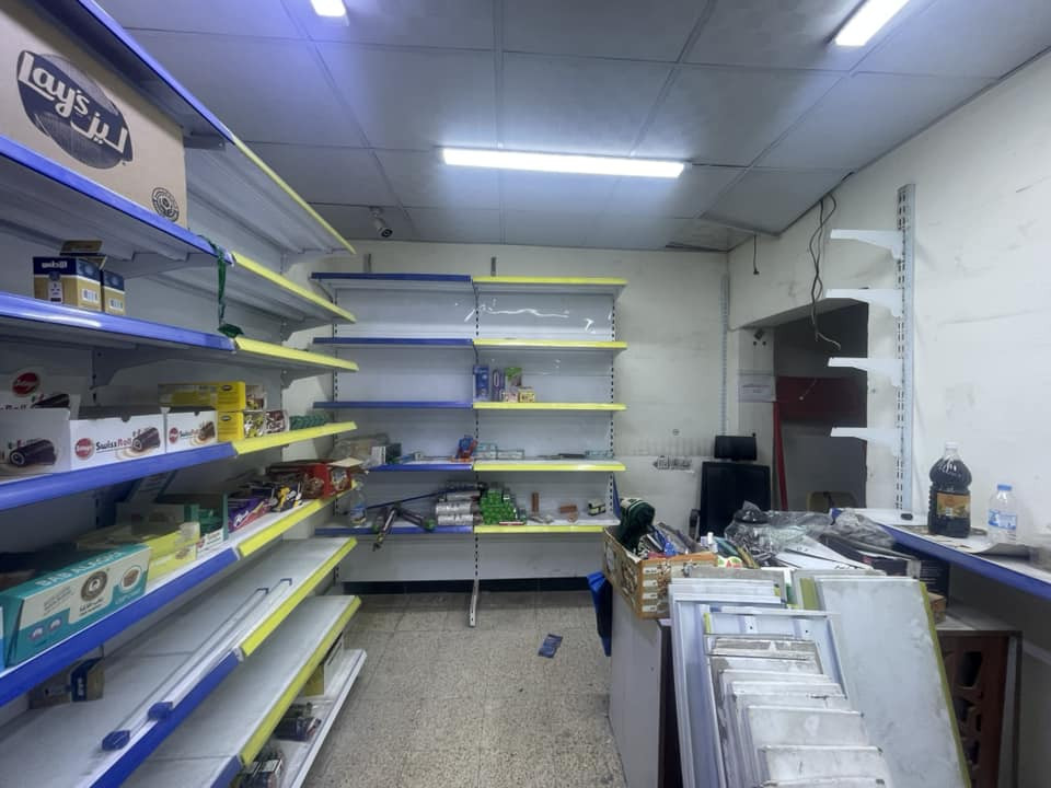 السلام عليكم 
تصفية محل
اخر عارضتين عاموديات للبيع ورفوف حوالي40متر 
العارضة الوحده ب350 والرفوف مشتريهن حوالي ب800 ابيعهن ب400قفل 
مكاني بغداد الشعب قرب جامع الحاجة بدرية
*********** للتواصل واتساب
