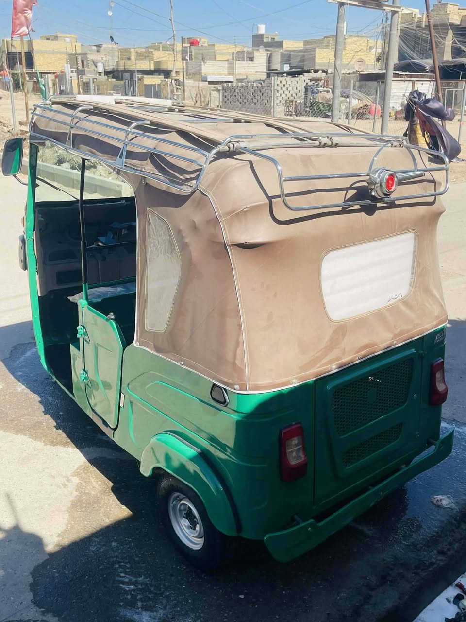 السلام عليكم تكتك البيع مديل 22 شهر 10 مضلع رقم ذي قار تحول مباشر مكينه مبدل بوشه وبستم وكشر بي رشات تخم تاير كله جديد مكان رفاعي سعر 8500وبيه مجال قليل تفاصيل عل تصال فقط ***********
