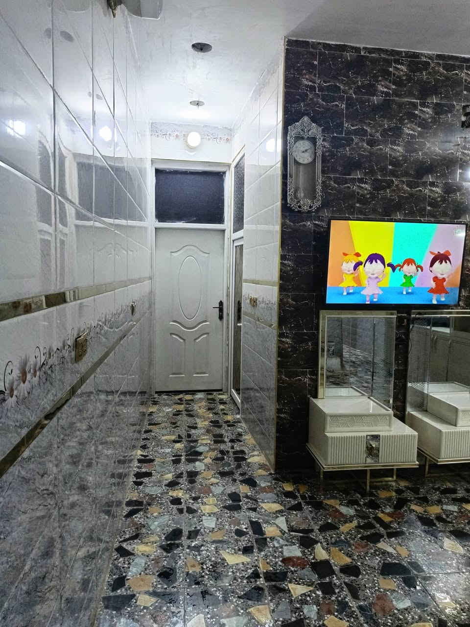 سلام عليكم بيت للبيع في الضباط الثانيه خلف مدرسة الامير الاهليه بيت شغله درجه اولى كهرباء نضام بواري لقاط لثاني عوزه دبل طابوك ويكمل لبيتونه مصبوبه وبيه درج مال قاط ثاني ***********
