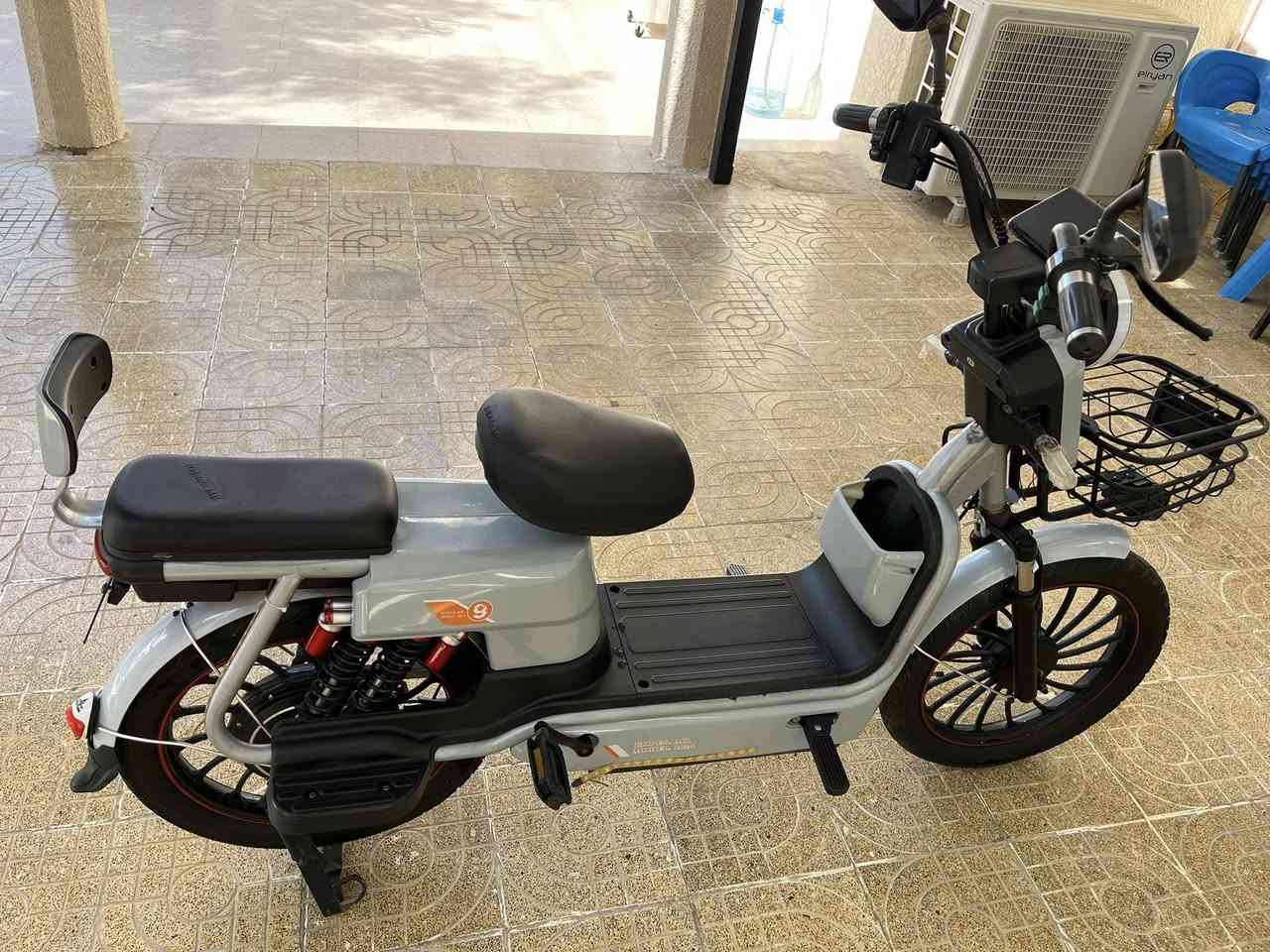 سلام عليكم ماطور شحن للبيع
المواصفات لايت عالي ناصي 
إشاره يمن وا يسار شغاله 
مثبت سرعه 
أربع سرعات 
ممبدل بي اي شي رايده ب 425 وابي مجال 
نضيف كلشي مابي رقم التواصل ***********
