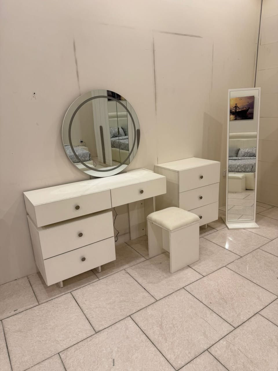 🛏️ موديل برشلونه

 • عدد القطع: 10
 • الكنتور مع الملحق: 310
 • السرير مع الكومديات: 310
 • سرير مخزن
 • شازلون مخزن
 • إنارة ميزتوالت + سرير

📩 للطلب أو الاستفسار: راسلوا الصفحة أو تواصلوا عبر الرقم:
📱 *********** (واتساب متوفر)

⸻
