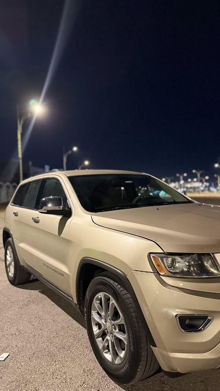 السلام عليكم جيب كراند شيروكي 2015 ماشيه 100 الف كيلو حادث جاملغ امامي صبغ و بارد شبرين بالبنيد الباقي كفاله السياره كير محرك كله مكفول السياره جديده لمتد فور ويل كشنات ميموري جنطه كهرباء السياره كفاله عامه رقم بغداد مشروع وطني تحويل ثاني يوم السعر 180 و بيه مجال للأستفسار ***********
