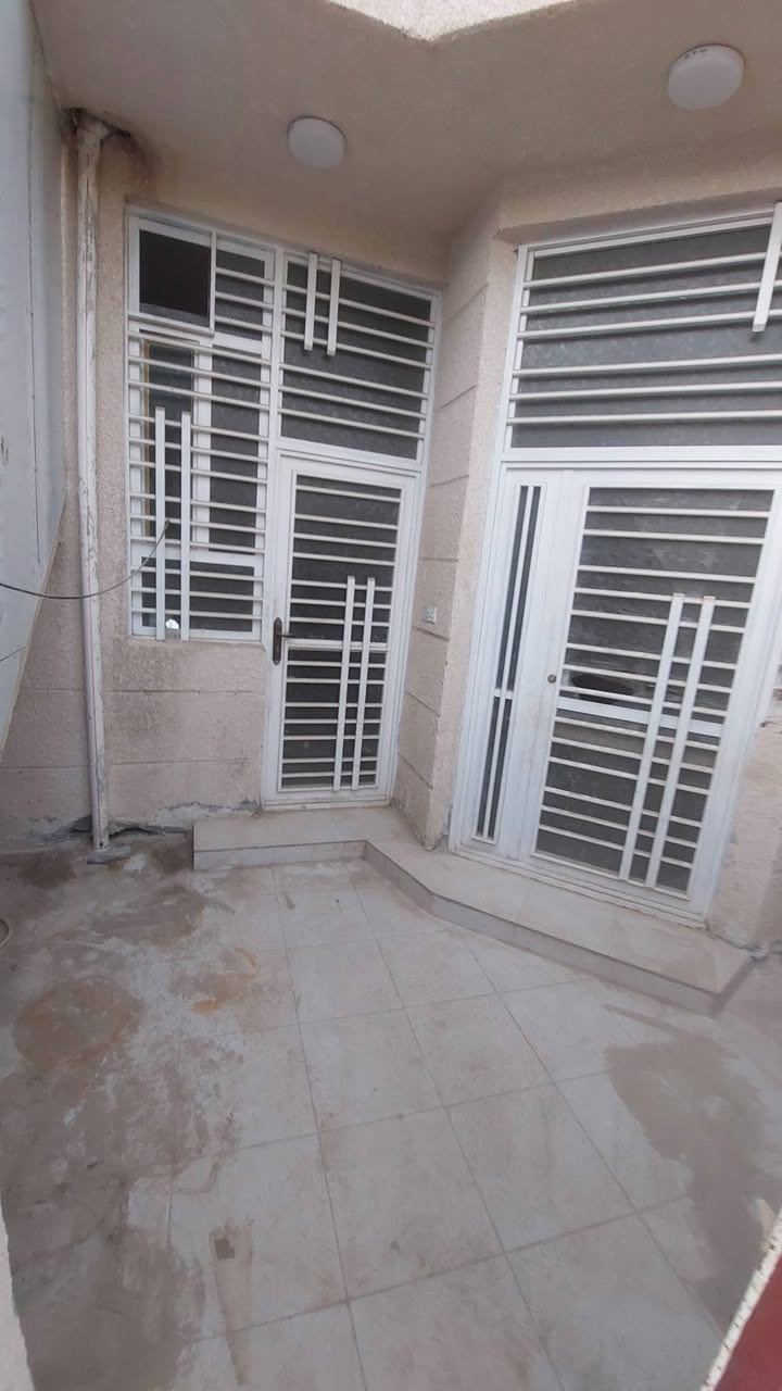 السلام عليكم يوجد دار لليجار مساحه 100م يحتوي علئ صاله كبيره وغرفه وحمام ومطبخ ومنور بيت كلش نضيف وحلو ومرتب العنوان كربلاء حي الزهراء مجاور حي العباس طريق بغداد عامود 25 نقطه داله مدرسه ذات العماد للستفسار ***********  ***********
