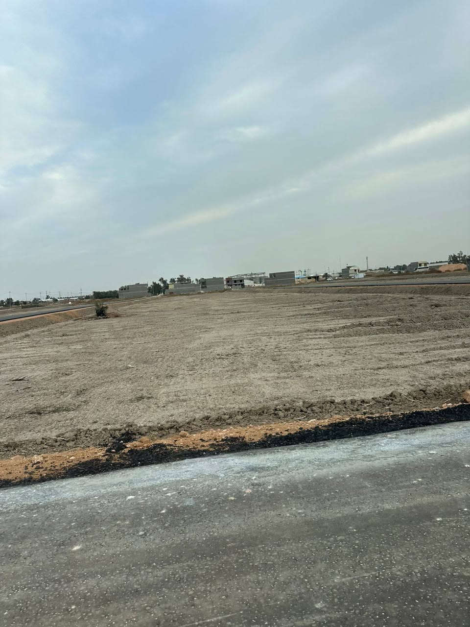 يعلن مكتب الشمري عن بيع قطع ماموضوح بالصور الاتيه   مرتسب والصور وعلى طريق حله كربلاء  خدمات كامله من ماء وكهرباء واناره شارع وتبليط 200 و 400 ومافوق متوفره كل مساحات والسعر والاستفسار كامل ع الارقام التاليه ***********
***********
