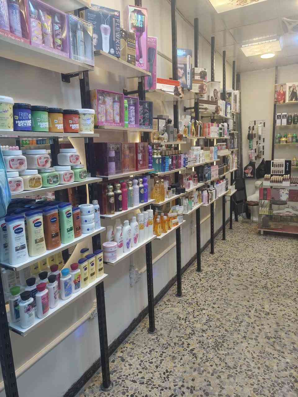 فاترينات ورفوف وباب للبيع بغداد ***********
