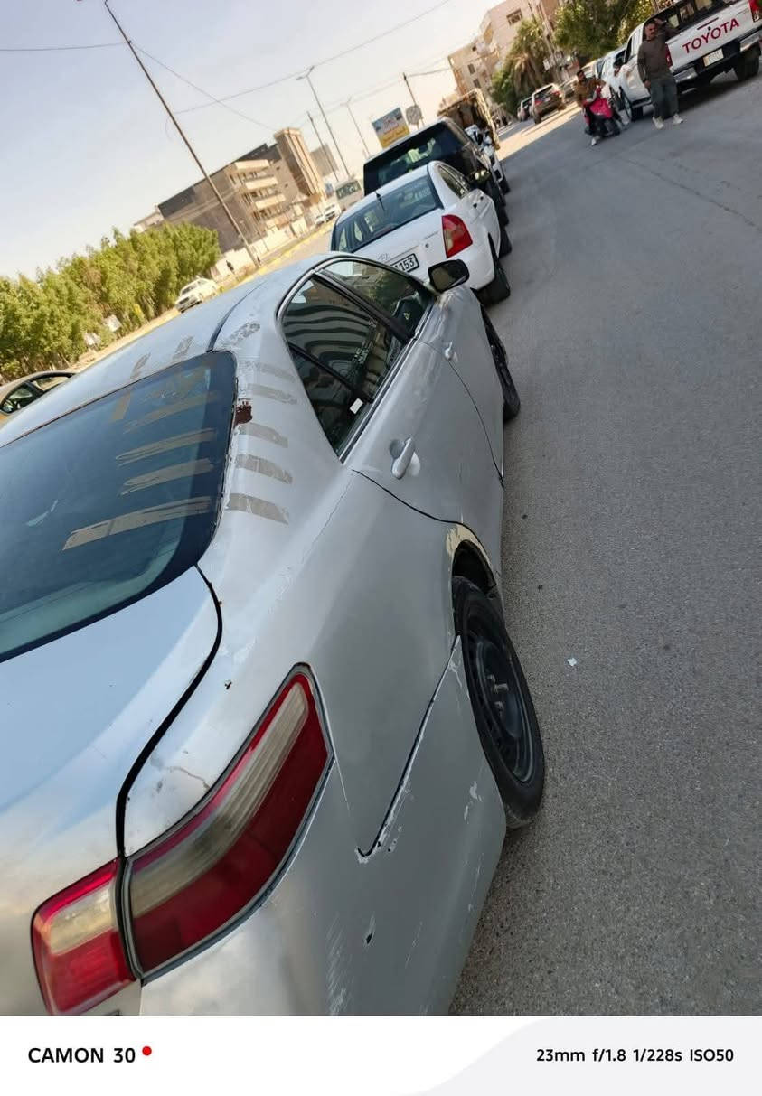 السلام عليكم
كامري 2007
سيارة خير من الله. 
صدر امامي خلفي جديد مبدلة. 
تخم تايرات جديد. 
باتري جديد. 
جامة امامية جديدة. 
تبريد مكينه كير خير من الله.  
رقم صدامي. 
معاملة رقم كاملة باقي استلام لوحات.  
السعر 69وبيها مجال حك الجية 
رقم تليفون (***********)
