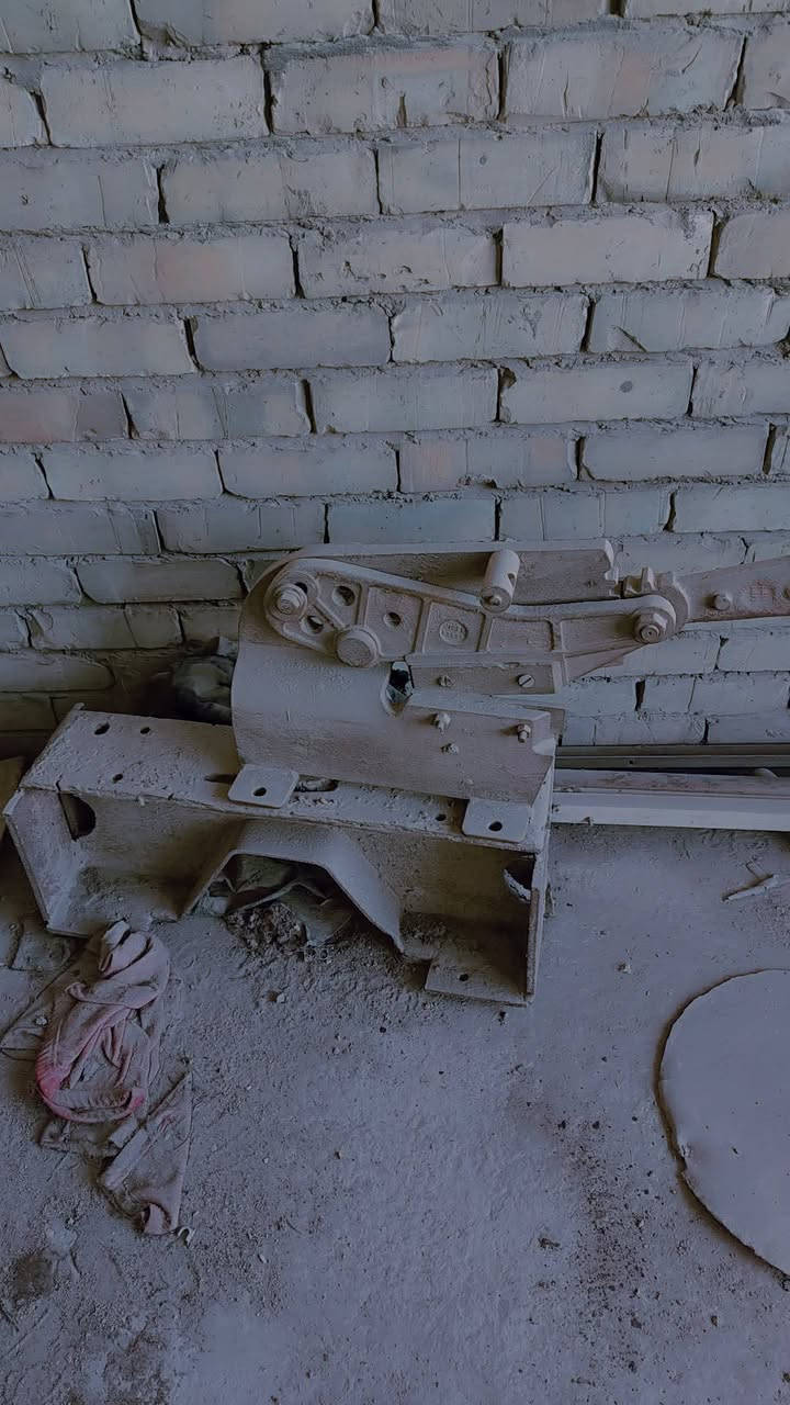 ✅ يقص حديد بسهولة (فلانج، زاوية، صاج)
✅ هيكل حديد قوي يتحمل الضغط العالي
✅ نظام ذراع (Lever) يعطيك قوة قص عالية بدون جهد كبير
✅ دقة بالقص ونظافة بالحافة
✅ ثابت على الأرض (يتركب بالبراغي)
📏 مناسب لقص سماكات مختلفة حسب نوع الحديد
🛠️ شغال، بس بيه شوية لايح ومزنجر بسبب المطر
🔧 يحتاج دهن (شحم/زيت) وحركة مستمرة ويرجع مثل طبيعته
💰 السعر مناسب وقابل للنقاش 100 الف
📞 للتواصل واتساب: (***********)
