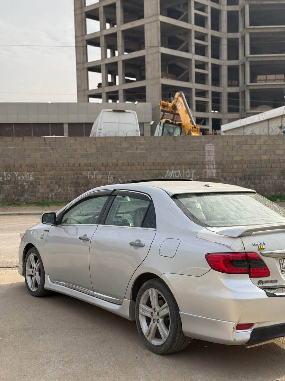 تۆیۆتەکرۆڵا ٢٠٠٨ کرایتە ٢٠١٣ سەیارەکە فول مواسەفاتە  تایەو ویلی١٧  ئاوێنە شەفتە سلایتە تەبرید لەمسە گێر تۆماتیک مەکینە ١٨ رەقەموو سەنەوی تا ٢٠٣٠ یە بە نسبەت پارچەکانی ٣پارچەی هەیە چامرغی پێشەوە چامرغی پشتەوە. لەگەر قەپاغ سندوقی  کەمێک جەمپی پێشی هەیە  بۆ سعری سەیارەکە 105 وەرەقەو مەعامەلەیەکی برایانە. رەقەم تەلەفۆنی ساعێب سەیارە….. ***********؟ أربيل, العراق
