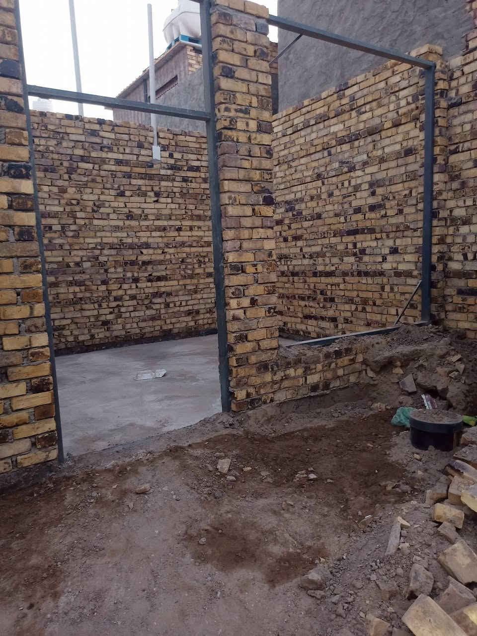 السلام عليكم
هيكل للبيع مساحة 120 متر طابو زراعي 20*5.80 سند 25 
تحويل مباشر
طابق واحد غرفة وصحيات خارجيه وداخليه وكلدور وصالة ومطبخ حديقة داخليه
بناء حديث ونظام حديث 
مجاري درجة اولى 
تريد هيكل تاخذ او تريد تستلمه كامل مفتاح 
العنوان شارع 80 خلف نون مول 
لاستفسار ***********

