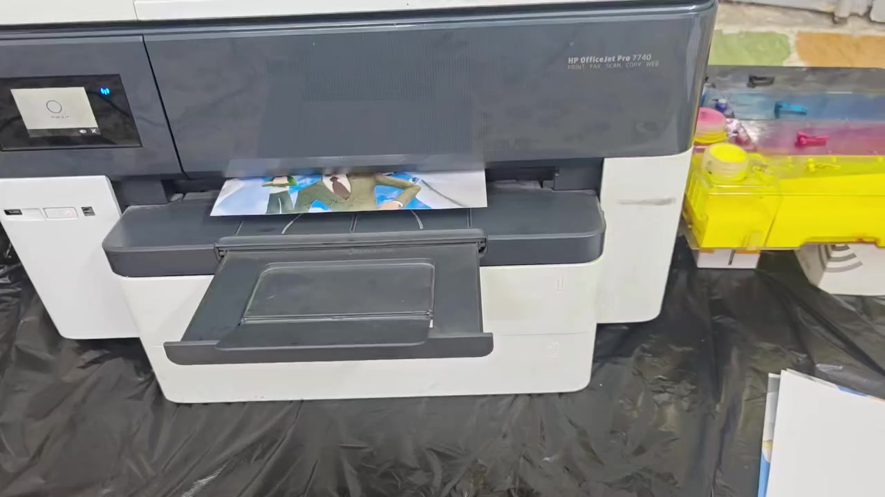 طابعة hp 7744 حجم A3 و A4 منظومة خارجية بيها حبر خير من الله نص لتر يعني يكفيك ٢٠ الف نسخة طباعة فقط اكرر طباعة فقط مو استنساخ وايفاي من الموبايل والحاسبة سعرها ٣٠٠ الف توصيل بغداد فقط بتكسي مادزها بشركات توصيل لان يعدموها موبايل ***********
