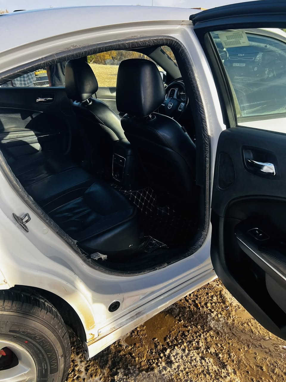 السلام عليكم جارجر مديل 12 رقم أربيل سنويه جديده كير مكينه نضيفات تبريد جديد تخم تاير جديد ضربته جاملغ وبنيد ودوسه مال سايق بيه تصليح سعر 122 وبيه مجال مكان السياره دوانيه ***********مراوس ازيره مضلع
