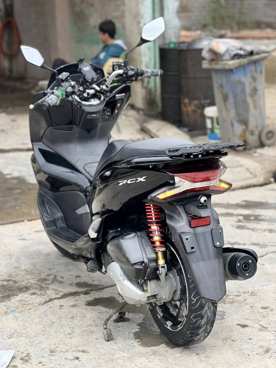 سلام عليكم ورحمة الله وبركاته دراجهpcx الجيل الثالث دراجه رمبه كامرات امامي وخلفي وجيبي اس وتدفئة مكفوله كفاله عامه وحساس ازدحام بصمه  العنوان بغداد حي نصر رقم الهاتف ***********
