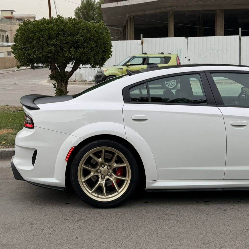 جارجر وايد بدي مكينه 6.4 
فول موصفات  
تو كلر قماره وصندوك وبنيد اسود بلاد 
حادث السياره بوارد فقط بدون حادث شبه كلين السياره
مديل22
تخم تاير 
نوزلات جديده
شوتهafe
كزوز بورله كت كامل
حلوك كارفن
سستم سماعات جيبي ال 
دواخل كاربون 
لويات ودبلات مال هيلكات 
هزه جديده تحويل مباشر 
رقم مميز بغداد 

مكاني ديالى بعقوبه 
***********
ملاحضه الويل مو ويا السياره اكو غيرويل
