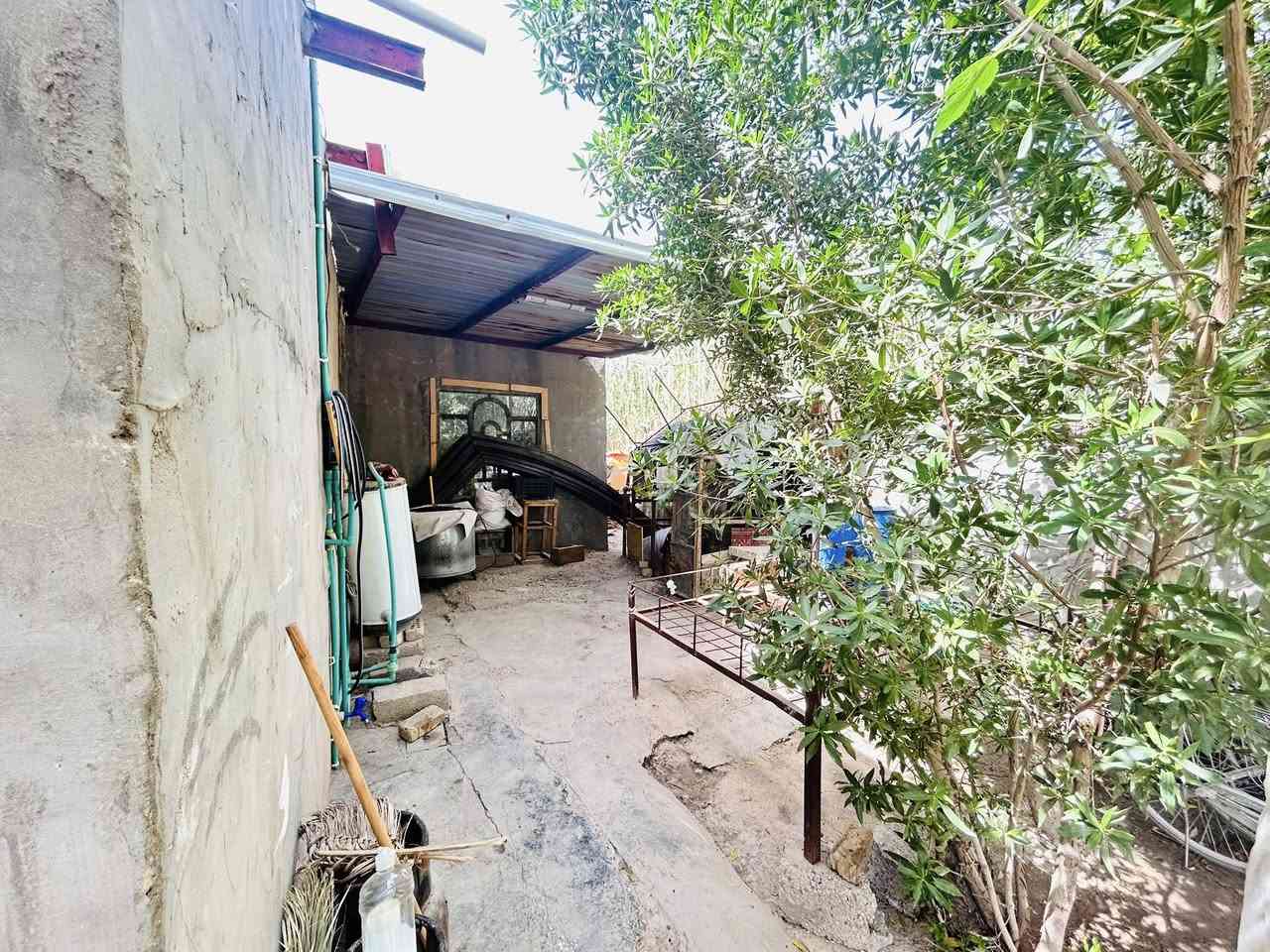 بيت بحي رسمي مساحه 330 م يحتوي 3 غرف نوم 5في 4 الهول 6في 4 ومطبغ 4 ونص في 4 وستقبال 5 ونص في4 استقبل خارجي حديقه 10 في 5 كراج السياره داخلي وخارجي  كافة الخدمات متوفره 
***********  الاستفسار
