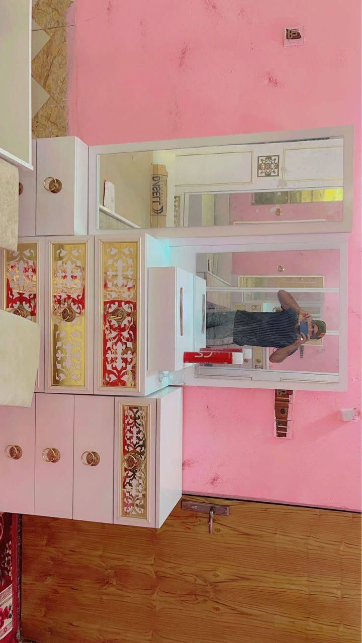 غرفه نوم لبيع 12قطعه مثل ما واضح بل صوره غرفه أحله من صوره مستخدمه 5اشهر كنتورعالي  8بيبان غرفه تسكام للاستفسار اتصل عله *********** عنوان نجف
