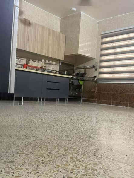 السلام عليكم بيت للبيع المساحه ٢٥٠متر حديث طابق واحد بهرز جرف الملح قرب جامع الفتاح خدمات كامله مجاري تبليط اناره ٧اشهر من كمل شغل درجه اولى يتكون من غرفتين نوم كبار واستقبال كبيره وصاله كبيره ومطبخ كبير وحمام وصحيات وبيتونه كبيره كراج سياره وحديقه مع كاونتر مرمر السعر خاص للاتصال ***********علاء عوينتي
