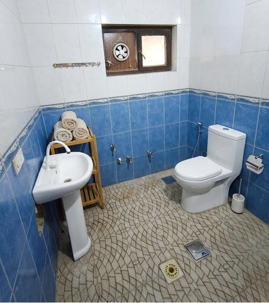 بيت للبيع مساحة ١٨٤ متر واجهه ٩،٢٠ ونزال ٢٠ طابقين 
موقع تجاري عرض الشارع ٢٠ متر 
كراج وصحيات مدخلين صاله ومطبخ وهول وحمام وغرفه 
طابق ثاني ٣ غرف وحمام وبيتونه وسطحين 
ارضيه سيراميك 
الموقع الغزالية شارع البداله شارع نافذ على مدير الامن 
للاستفسار 
***********
***********
***********
