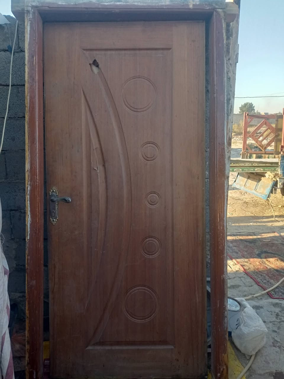 باب خشب للبيع سعر 75وبي مجال ستفسار خاص ***********
