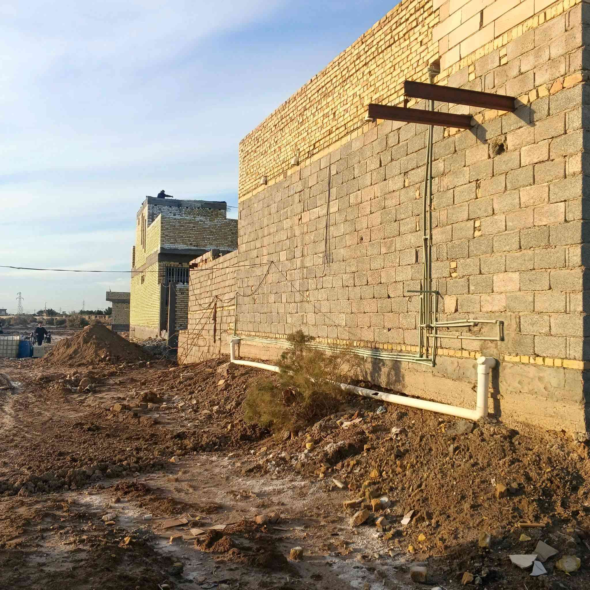 *للبيع دار في السيدية*بيع مستعجل
- *المساحة:* 125 متر مربع.
- *الموقع:* ركن مربع.
- *الأبعاد:* واجهة 10 متر، نزال 12.5 متر.
- *التفاصيل الداخلية:* استقبال، صالة، غرفة، مطبخ، صحيات.
- *التأسيسات:* مأسس ماء وكهرباء (يحتاج نواقص كما هو موضح بالصور).
- *الطابو:* طابو صرف باسم المالك مباشرة، تحويل مباشر.
- *السعر:* 28 مليون دينار عراقي (بيع مستعجل).
- *للتواصل:* *********** (متاح واتساب).
