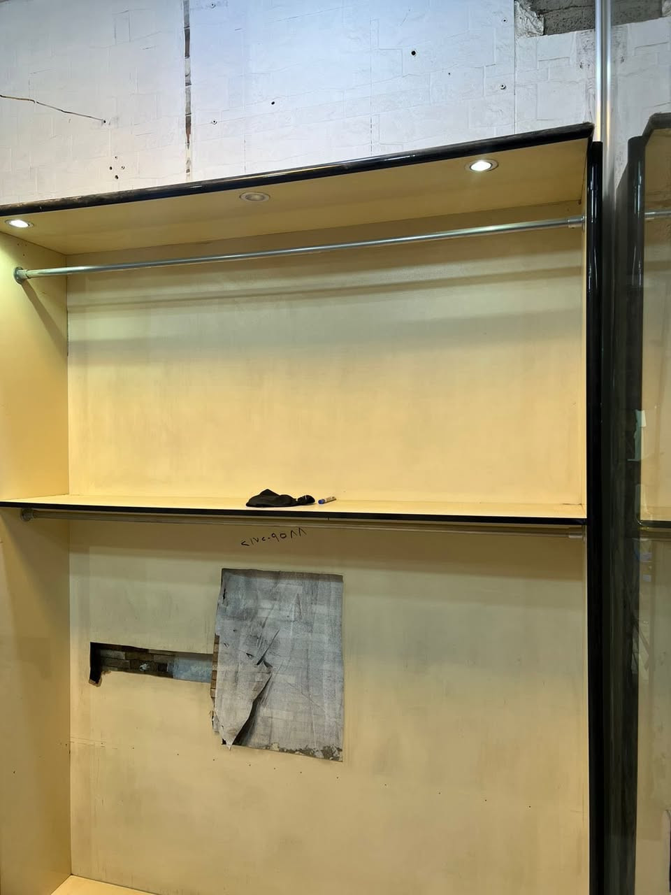 شباب فاترينات وستاندات وميز جام ومرايه لبيع ومحتاجهن وماعنده يدلل ***********  ناصريه تضحيه شارع العياده
