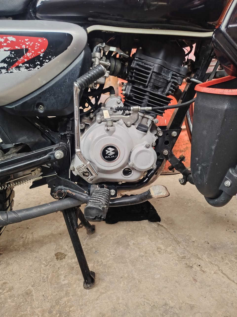 السلام عليكم دراجه بوكسر موديل ٢٣ مرقم بغداد انكليزي للبيع دراجه كامله اي نقص مابيه تراي وين متريد انطيك بيه السعر مليونين و500 وبيه مجال حق الجيه العنوان هيت ***********
