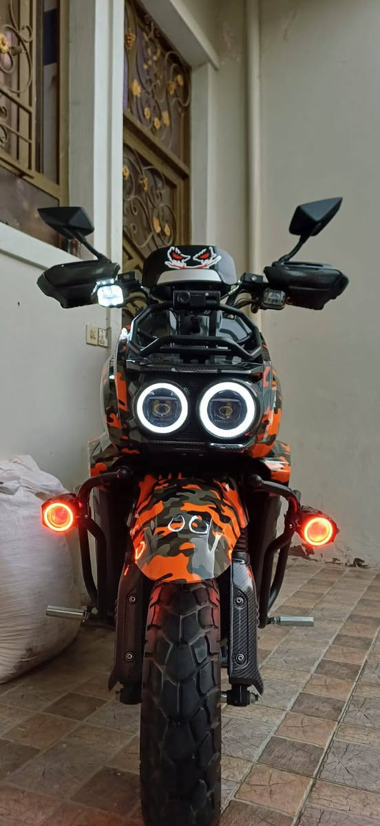 سلام عليكم للبيع شركه جوهره البحريه اكس موتور (البرتقاليه 6بطاريات المسطره علفحص زنون2 ورماش السعر 1200وبي مجال  6بطاريات المسطره  ملاحضه وصل الشراء. موجود بل صور لحد يكسر بيهن اتصال بل رقم ***********
