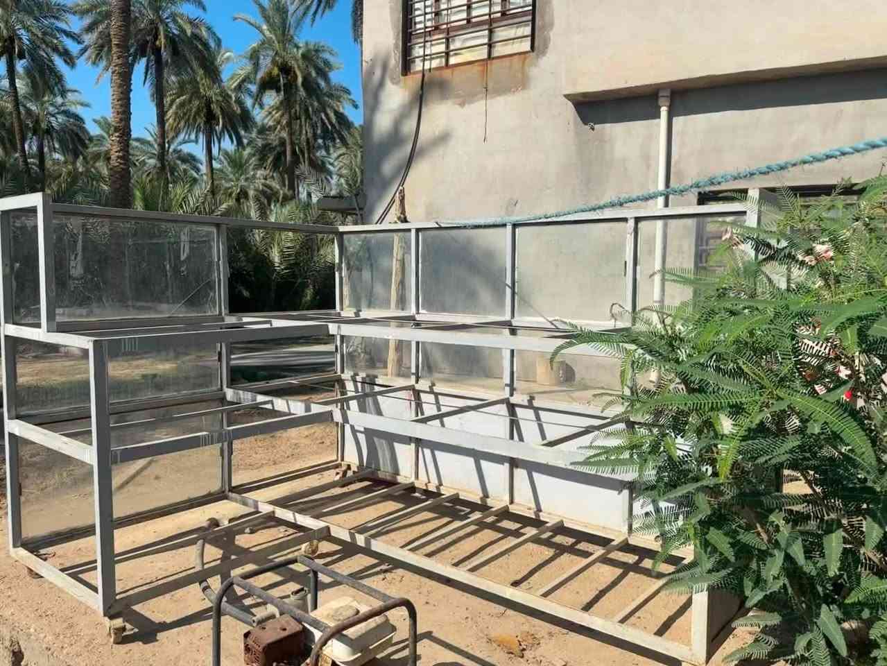 السلام عليكم 
هذا ميز يرهم الناس الي عدها حلويات  /معجنات   / يرهم المحل كافيتيريا او وجبات سريعه 
الميز في حاله جيدة جدا بس اكو كم قطعه جام مكسوره لا غير الهيكل متين عوزه بس صبغ  /ما متواجد فيس بوك دايماً 
الاستفسار الاتصال على الرقم ***********
