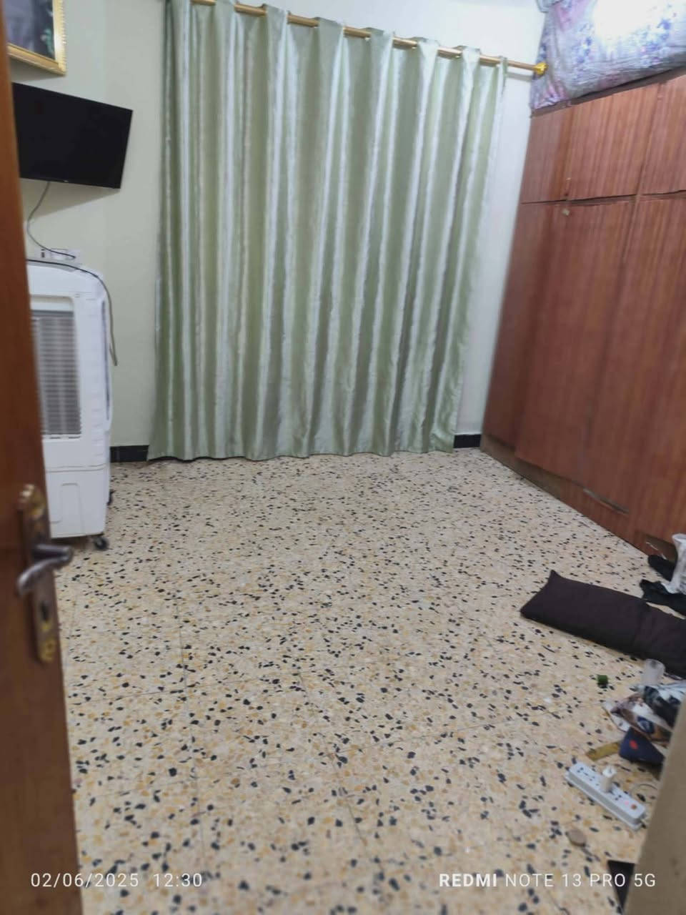 سلام عليكم بيت للبيع المساحه 219 طابقين بناء حديث خمس غرف مي كهرباء مولده ذهبي مستوصف مدارس العنوان حي الاساتذه وراه دائرات الشيوخ السعر خاص الاستفسار ***********
