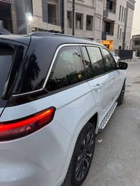 جيب كراند شيروكي (اوفرلاند) للبيع  الموديل: 2024 (خليجي) العداد: زيرو ...