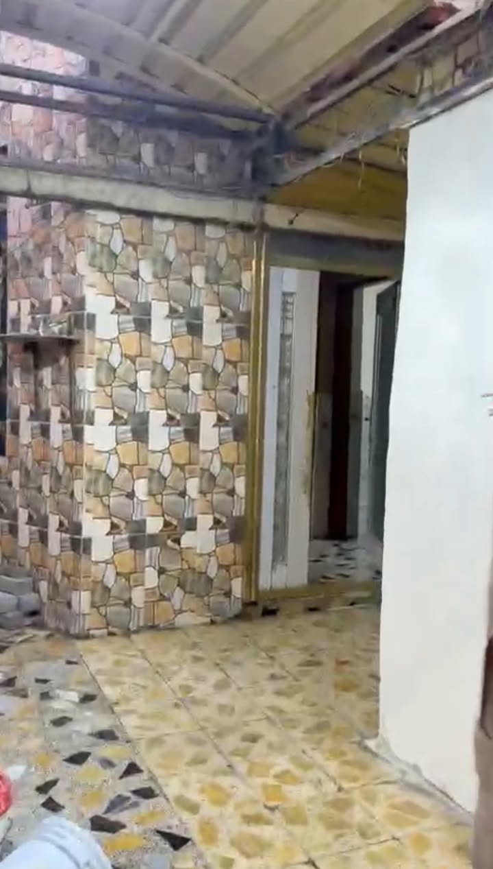 بيت ركن للايجار في الطوبه والنخيله يحتوي على غرفه كبيره وصاله وديوانيه ومطبخ ومشتملات وطارمه السعر 400 الف
واتس ***********
