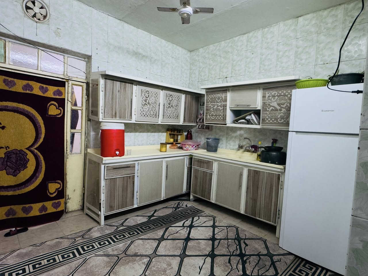 سلام عليكم                                                                                             

بيت في حي الوفاء هندية قرب مدرسة دارك 100م واجهية خمسة نزال عشرين يحتوي علا غرفة وصالة وستقبال +صحيات +منور  للستفسار متواجد واتساب ***********
