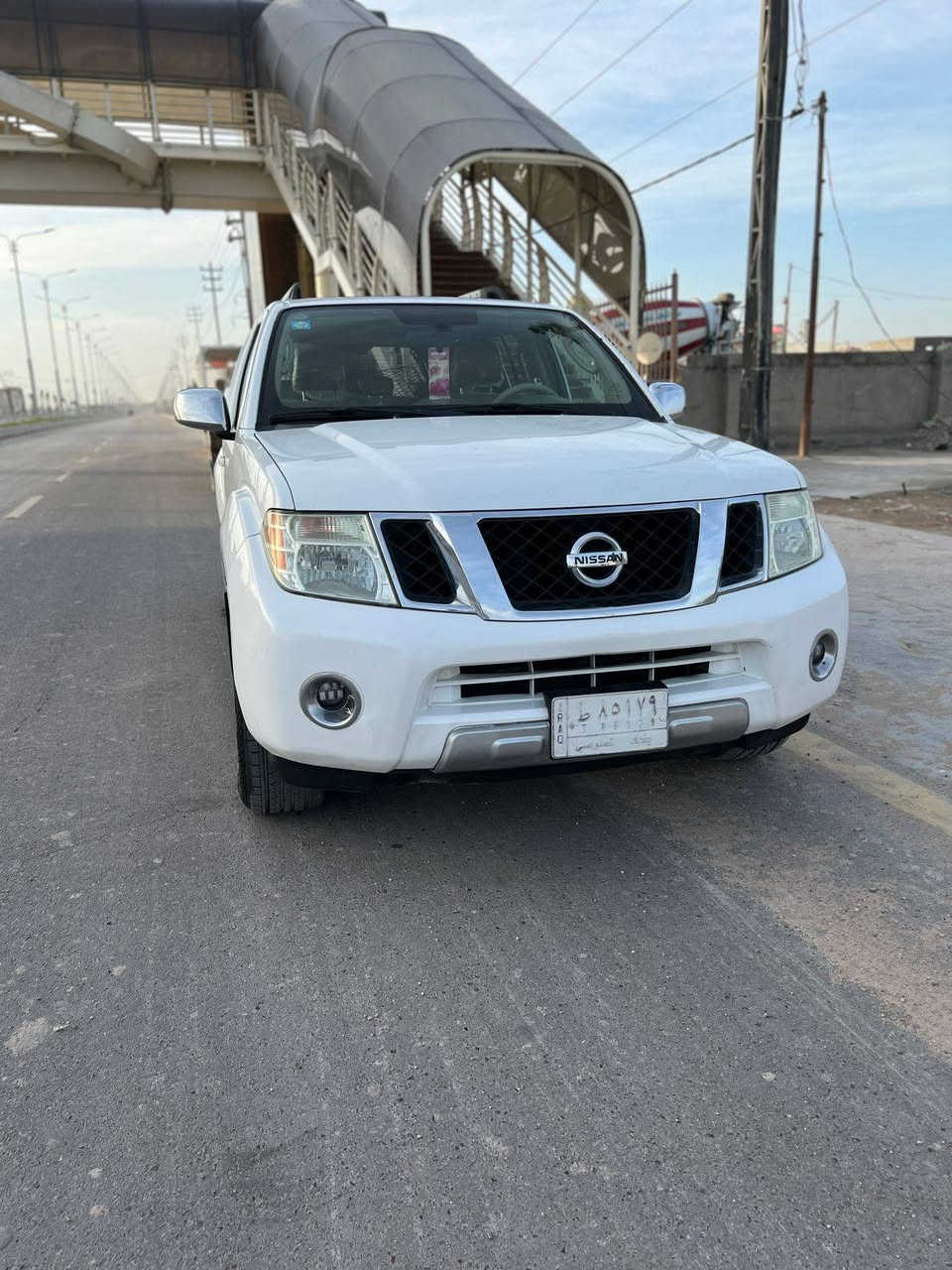 للبيع: نيسان باثفايندر 2009 - وحش الصحراء
‏​السيارة غنية عن التعريف، هيبة ومتانة وعائلية .
‏​الموديل: 2009.
‏​الفئة: LE (فول مواصفات).
‏​اللوحة: بغداد (بسمي سنويه 2028).
‏​الحالة العامة: السيارة.  شبر صبغ بل باب الخلفي سباب فاعل تخريب "نصّبة" وشلعتهه تفتح النفس،  
‏​🔍 فتحه  3وضعيات مضومه زنون لايت كهربائيّ  3وضعيات خزن ميموري 3وضعيات  من ترجع الخلف مري ينطبكن  دشبول رمادء   ساستم صوت9عداد دمام بلاد سماعات  جنجر  دفيدي شاشه عرض 
‏​المحرك: ستة سلندر، عزم وقوة كير حداديه كفاله
‏​الخارجية: لون ابيض صدفي (مثل ما موضح بالصور).
‏​الداخلية: /غرفه مقاعد كهربه حار بارد   جلد نضافه فولل تبريد ثلج (مركزي) ينسيك حر الصيف. 
‏، تايرات تخم جديد باتري جديد 
‏​السنوية: جاهزة والتحويل ثاني يوم.
‏​ملاحظة: السيارة مال بيت، مخدومة ومو مال معارض دك سلف وسافر وين ما تريد.
‏​📍 المكان: بالنجف
‏💰 السعر: [. 136] (بيها مجال بسيط للشراي الطيب)
‏📞 للاستفسار: [***********]  فدوى اللي ما يعرف قيمه السياره لا احد يعلق

