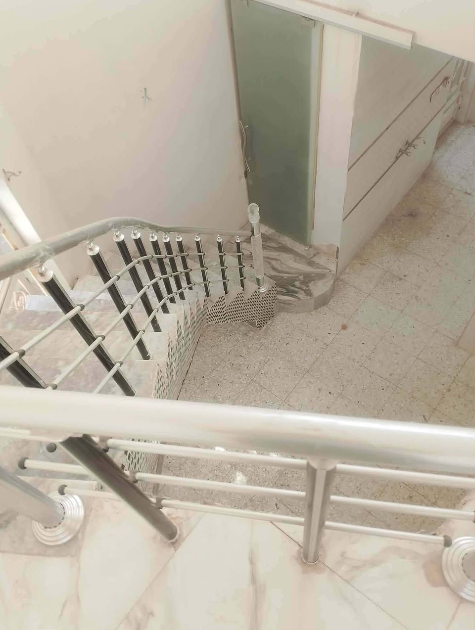 للبيع دار ١٠٠ متر طابو زراعي الشارع الاول  قطع هيثم الجبوري  في ابي غرق بناء حديث واجهه ٥ متر للاستفسار الاتصال *********** مكتب الضاحية للعقار
