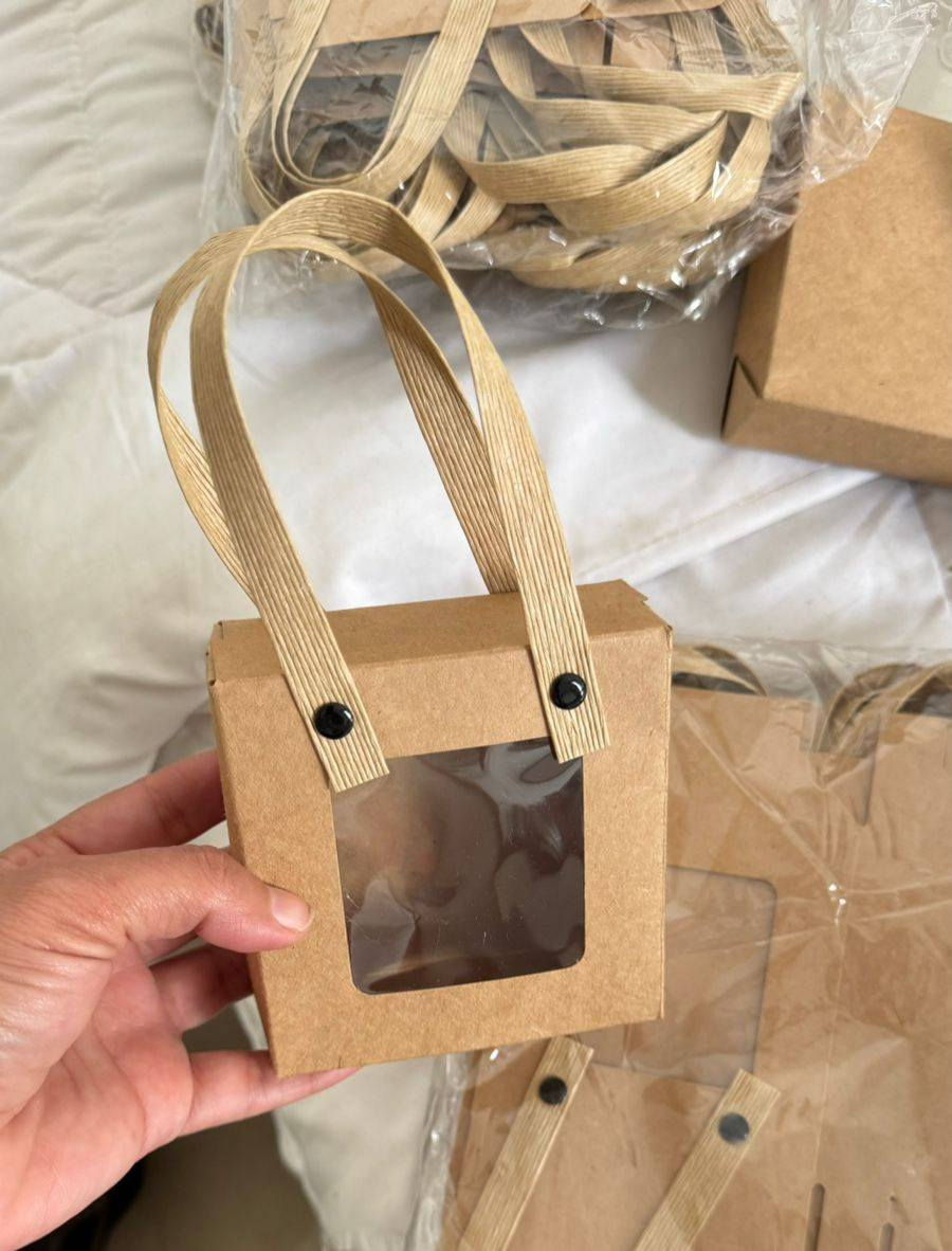 من رخصة الادمن
مساء الخير بنات عندي محتويات اريد ابيعهم  
غلاف كرافت بنافذه  هدايا ٥ درازن الدرزن ١٢ قطعة بي سعر الدرزن ٣٠٠٠ دينار 
ظروف كرافت عدد ١٠٠ بقاعده بطنها مغلفة مثل ظروف القهوة اريدها ب ٨٠٠٠ 
علب بلاستك متوسط كبير٣٠٠مل شفافه حتى القبغ  درجة اولى ٥٠ علبة مع قبغها اريدها ب ٤٥٠٠٠ 
و كيس جنفاص هدايا الدرزن ١٢ قطعه ب ٢ونص 
٥درازن ب ١٢ونص .. 
***********
الي تفيده يراسلني --
