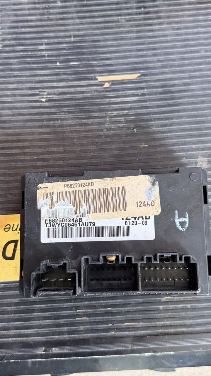 السلام عندي اغراض اصليه امانة للبيع عبوة + فيت بم اصلي  عندي كارت فور ويل اصلي وعندي شاشة صغيره كامله واطار شاشة كبيره لي يفيدنه يتفضل ***********
***********
