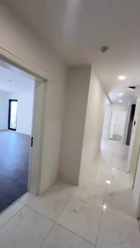 شقة للايجارر  بسعر كلش مناسب   شهر بشهره بدون مقدم 
مجمع الروان السكني  📍حي الحسين  مجاور كليه الرشيد اطلالة عله شارع  مطار بغداد
طابق ط11 عمارة r3 

مساحه 200 متر 
غرف النوم 3 حمام 3 استقبال داخلي وضيوف 
تحتوي الشقة عله مطبخ ايطالي كامل وسبالت عدد 5 ومنظومة غاز 
***********
