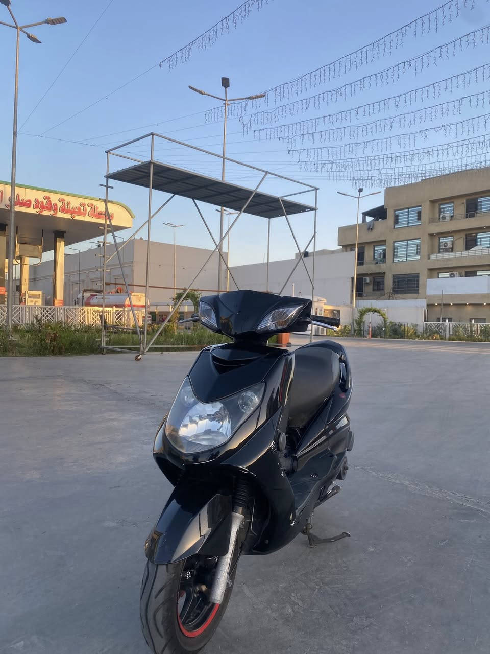 سلام عليكم
سكنس فحل وارد كوري 
نوزل خطين
عليها كصه ودشبول مال لد + ضفيره كامله مملعوب بيها مال لد 
بيها ستدات واشورات كور رياضي
كشنها مدوشم دوشمه حلوه
بيها قبق رقم شاصي وقباقه كاعيات رياضي
وفراك بريك جاي وياها 
وصالنصه جايه وياها
وبيها قطره دهن رياضي 
كلج امامي رياضي
على وضع البلاد كلها
بانزينها محسن دهنها امزويل 
ذيلها وقبق الهندر موجود (قبق الهندر مونستر رياضي)
كامله مكمله ما بيها اي نقص بس السبعه الي جوه الكشن غيرها اي نقص ماكو الدراجه حلوه ومرتبه وبيها نصبه
سعرها ٩٠٠ وبيها مجال 
مكانها الاعضميه ***********
