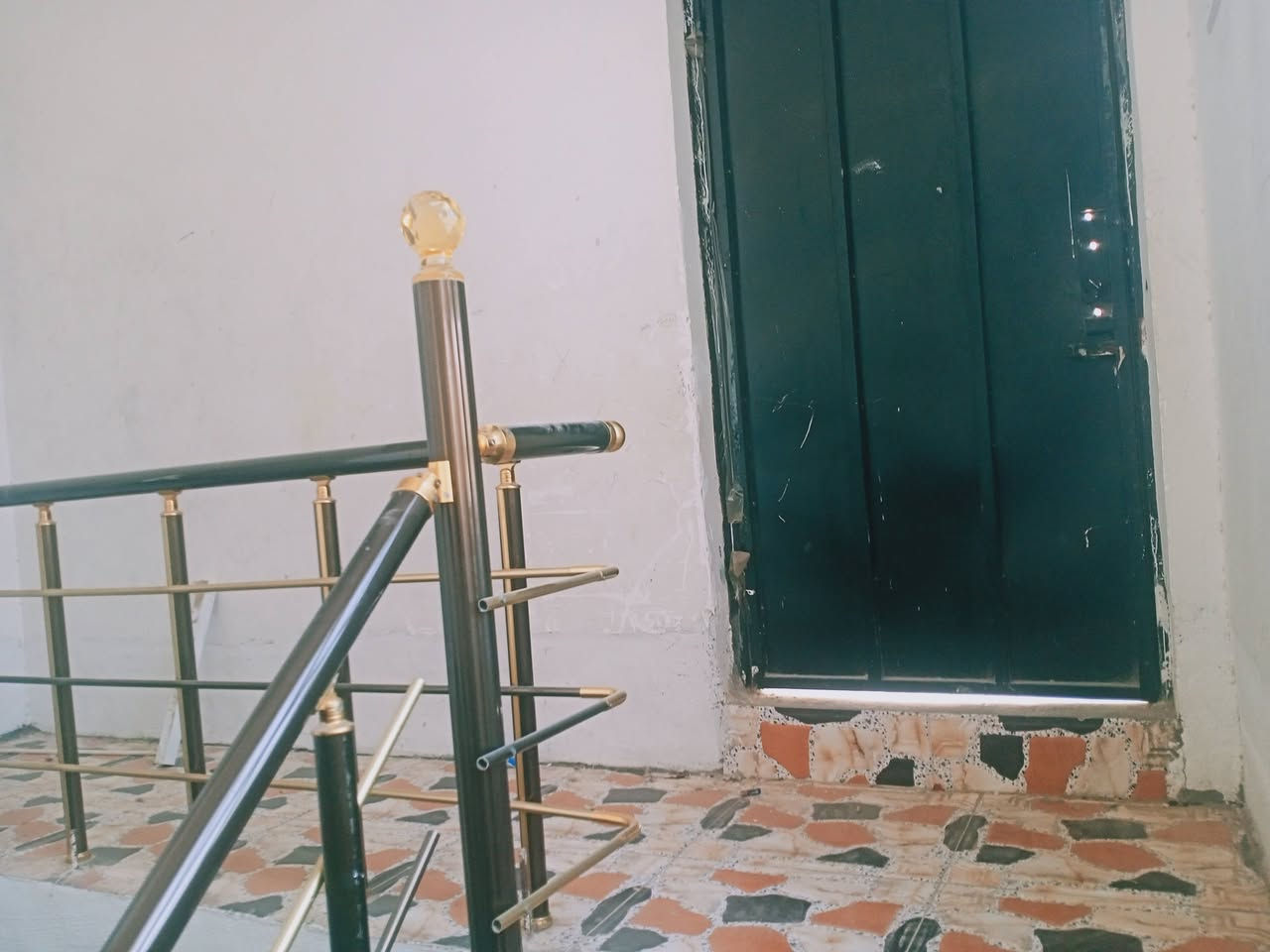 سلام عليكم بيت نادر الثانيه فرع سكلة صدام الخدمي طابو صرف زراعي مساحة 150 متر طابق واحد جاهز تبليط مجاري خدمات كامله سعره 130 بي مجال ***********
