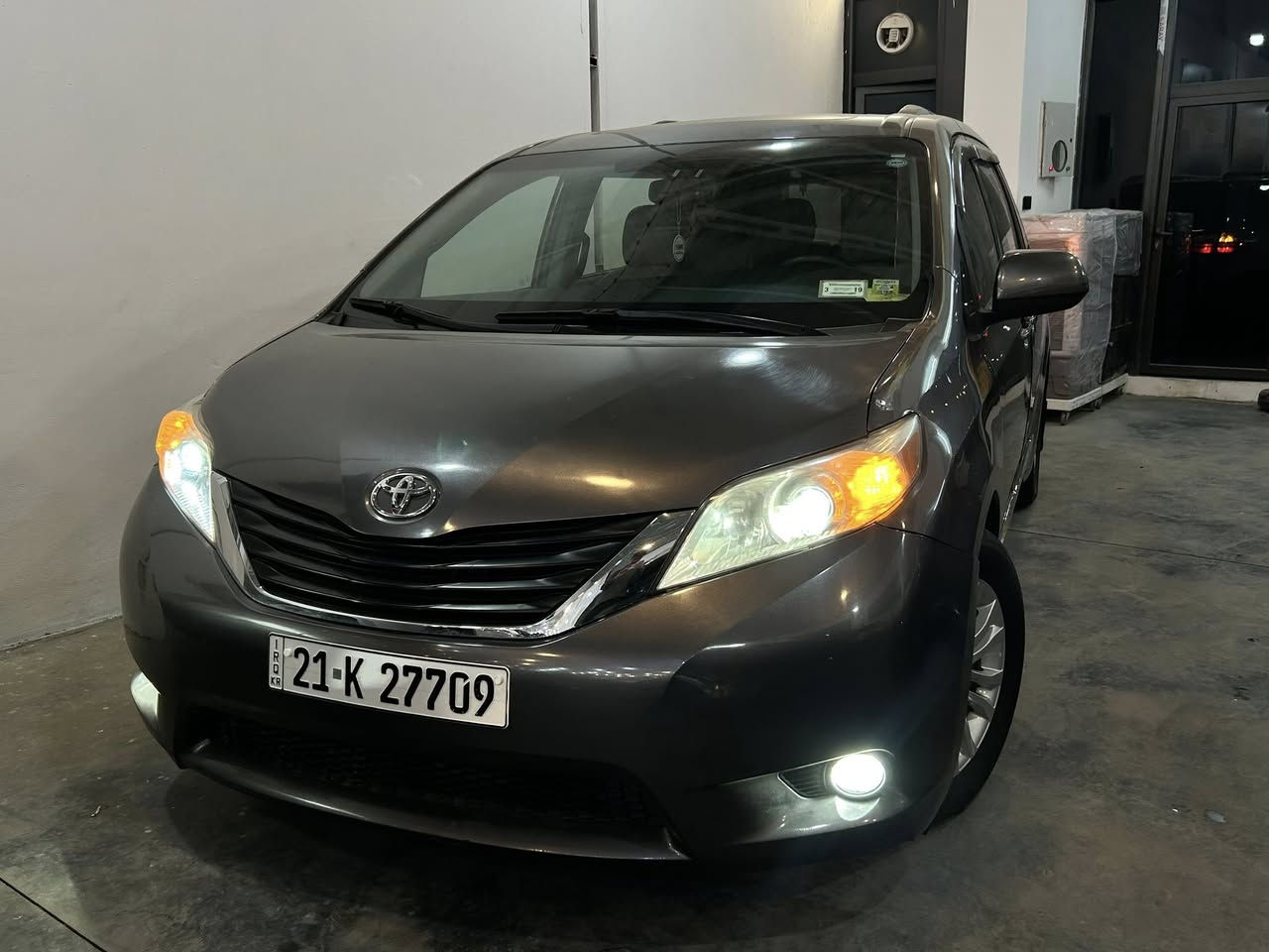 سلام عليكم من جنوب الى شمال انظف سينا
ماشيه 44,000 ميل فقط ❗️
للبيع فقط ✅
TOYOTA 
SIENNA 
2017
Xle
3,5L
V6

المواصفات xle 👑///
داخل ابيض ملكي 
• محرك V6 سعة 3.5 لتر بنزين
• قوة 296 حصان
• عزم دوران 263 رطل/قدم
• قير أوتوماتيك 6 سرعات
• نظام دفع أمامي (FWD) 
• استهلاك وقود تقريبي 18 مدينة / 25 طريق سريع ميل
• جنوط ألمنيوم 18 إنش
• مرايا جانبية كهربائية مع تسخين
• أبواب جانبية منزلقة كهربائية
• باب خلفي كهربائي
• فتحة سقف
• مصابيح أمامية LeD
• إضاءة نهارية
• مصابيح ضباب
• زجاج خلفي مظلل
• رفوف سقف
• مقاعد جلد فاخرة (فئة XLE)
• 7 ركاب
• مقعد السائق كهربائي
• تدفئة مقاعد أمامية
• مكيف أوتوماتيك ثلاثي المناطق
• مقود جلد متعدد الوظائف
• دخول ذكي وتشغيل بصمة
• نوافذ كهربائية وقفل مركزي
• طي المقاعد الخلفية لزيادة المساحة
• مساحة تخزين كبيرة جداً
• شاشة لمس 7 إنش
• نظام صوتي JBL في بعض النسخ
• كاميرا خلفية
• نظام ABS
• نظام الثبات الإلكتروني VSC
• نظام مراقبة ضغط الإطارات TPMS
• مثبت سرعة
• نظام تحذير مغادرة المسار
• نقطة عمياء
• تنبيه حركة مرور خلفية
• حساسات أمامية وخلفية
• وسائد هوائية متعدد

ضرر و السعر /// *********** اتصال على رقم 📞

سيارة جديد و جاهز ما بيها اي نقص ✅

رقم سليمانية تحويل ثاني يوم ✅

رقم جديد و سنوية جديد الى 2030 ✅

مكان سيارة - كركوك 🌇

📞0770-912-5605
