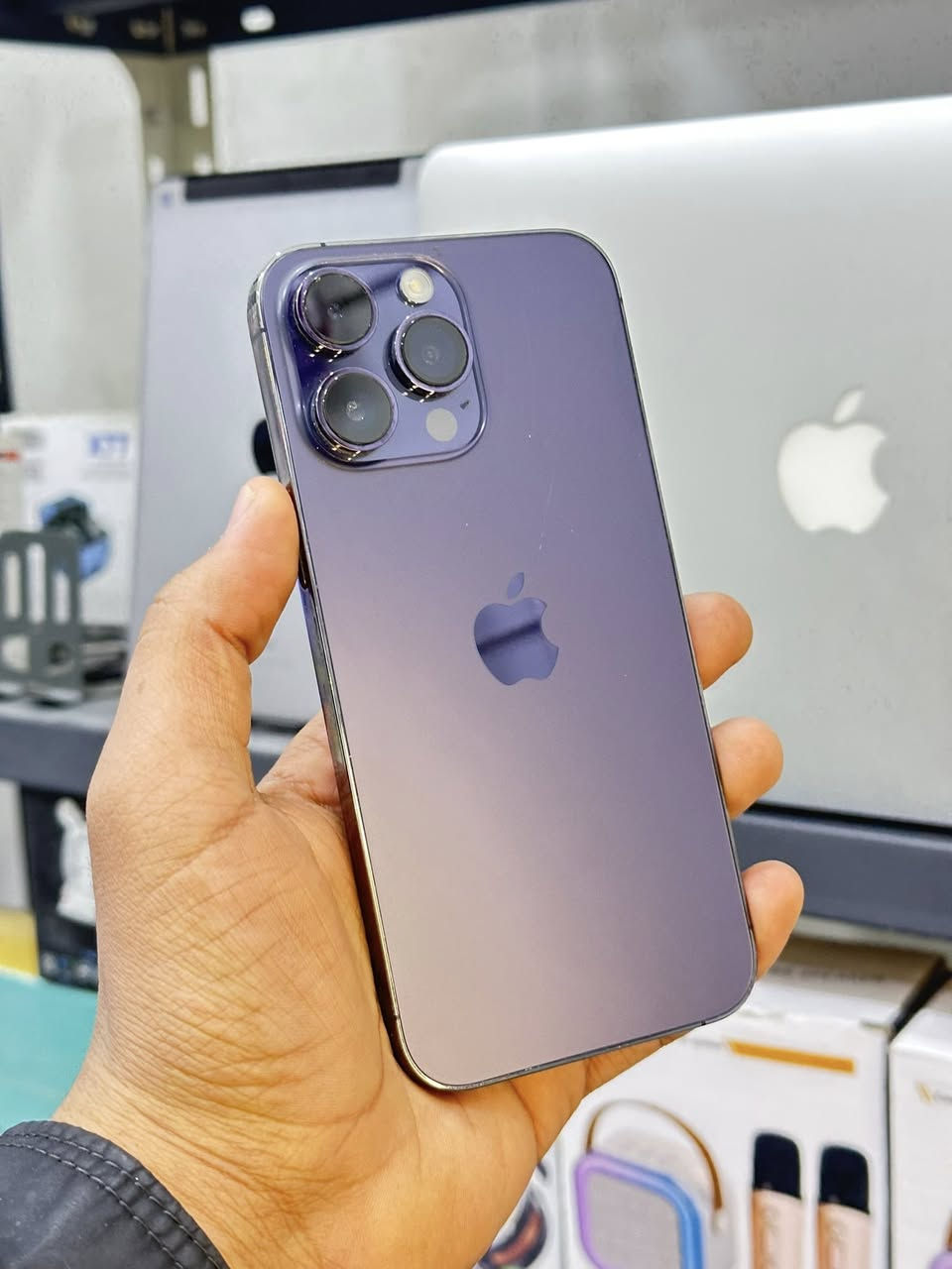 متوفر ايفون 14 برو ماكس مكفول كفاله عامه ماستر شرق اوسط مع الكارتون والكيبل الاصلي والشاحن الماستر فول نضافه اصلي ميه بالميه غير مصلح غير داخل صيانه بطارية 86 ذاكرة 256 
للتواصل خاص 
او على اتصال او واتس اب ***********
الرفاعي شارع الموبايلات
