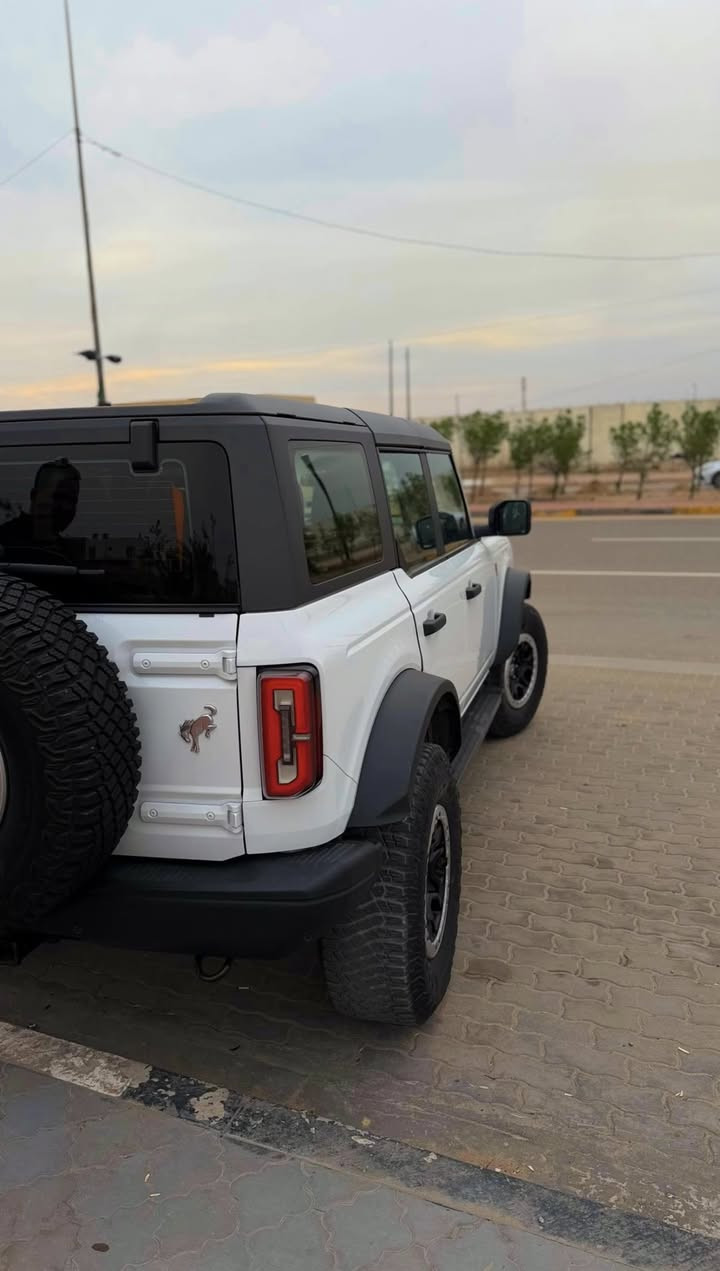للبيع  Ford Bronco 2022
خليجي كفالة عامة فول مواصفات ضمان شركة الكاصد الوكيل لشركة فورد
رقم أربيل الجديد وبأسمي فحص وهزة كله جاهز 
محرك V6 سعة 2.7 لتر تيربو
قوة هائلة تصل إلى 330 حصان
سقف متحرك بالكامل لعشاق المغامرة
مواصفات فول
نظام دفع رباعي 4x4 مجهز للطرق الجبلية والصحراوية.
عجلات 17 إنش مع إطارات مخصصة للطرق الوعرة.
مقصورة داخلية رحبة مع شاشة كبيره تدعم Apple CarPlay وAndroid Auto.
أنظمة أمان متقدمة: كاميرا 360
وضعيات قيادة متعددة تناسب جميع التضاريس.
سيارة مغامرات بامتياز، تجمع بين القوة – الراحة – التصميم العصري
العنوان / البصرة
للاستفسار 
***********
