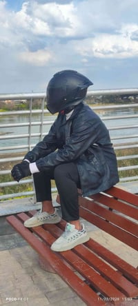 خوذه اصليه مو ستوك وداخله كمرك فحص الأمان + مضللها ستيكر وهيه اسود طاف...