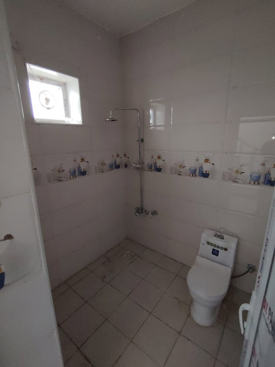 دار سكن للبيع جديد ما ساكن بيه اي احد لسى فارغ موقعه بمجمع سفير الحسين في الكوفة المساحة 200 متر (جاهز للسكن) … ارقامي : 
*********** / ***********
