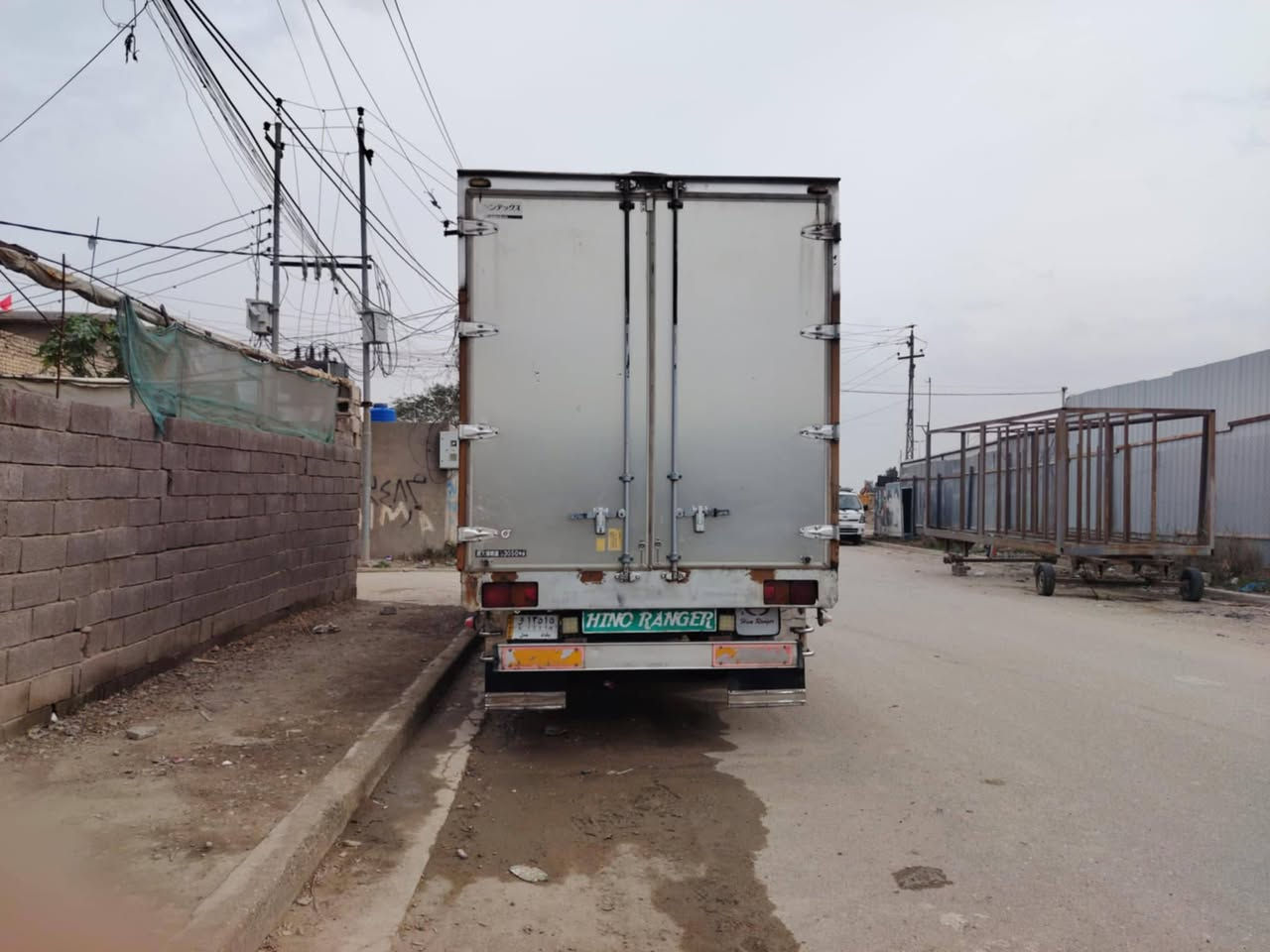 السلام عليكم
حافظة مگصوصة بعدها ممشتغلة ماطور وصوندات ودكم موجودات طولها ٦ وربع عرضها مترين و٢٢ بطن 

للبيع او مراوس ببدي ٦ وربع 

السعر ٤٠ ورقة قفل 

عنواني بغداد 

***********
