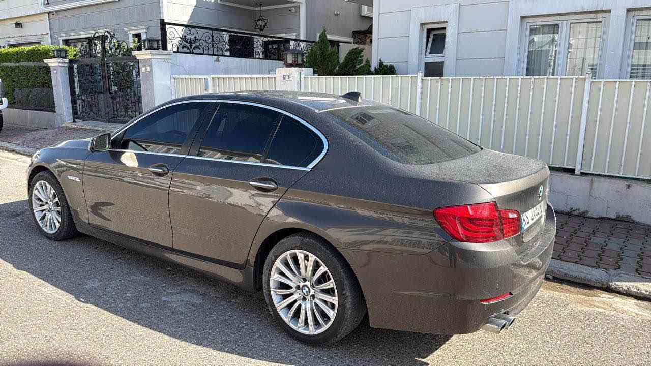BMW F10 2012 
فول فوله سلايت لارج ٥ په رده كوشن كاره بايي هيته ر كوشن جلد ناو كريمى شاشه ئايپاد. ٦ پستونى نوزل كورتى  مه كينه ٥٢٨ مرغوب . ٢ پارجه ى كليرى امريكا بى ژورى بي ايرباگ دارو به ردى به شه رت ده قى بيلاديه سه ياره كه تا بليئ جوانو خاوينه.سه ياره  ره قه م ئه وروپى مه نه فيست ئه سليه.بو زانيارى زياتر په يوه ندى به م ژماره وه بكه : *********** أربيل, العراق
