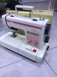 مكينة خياطه للبيع استعمال قليل ونظيفه جدا للاستفسار 07750703115