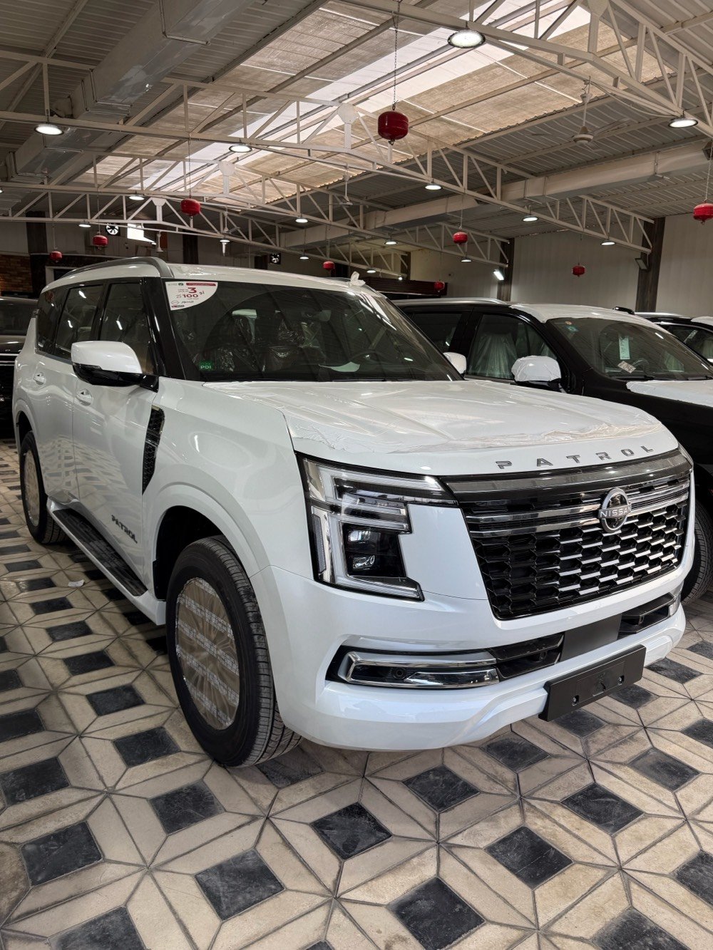 بلاتينيوم ابيض 2026 رقم بغداد بانوراما رادار تحديد مسار قيادة ذاتية نقطة عمياء داتا شو عرض على الزجاج كراسي مساج وكهرباء وتدفئة وتبريد وذاكرة محرك 6 سلندر تنفس طبيعي داخل احمر فور ويل و5 كامرات وشاشة كبيرة متصلة وشاشات خلفية وجنطه كهرباء والكراسي الاخيرة كهرباء 