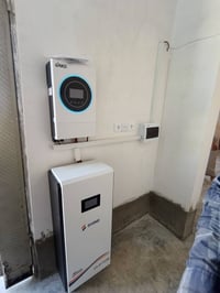 طاقة شمسية • ٦ ألواح ٧٢٥ واط • بطارية ١٥ كيلوواط