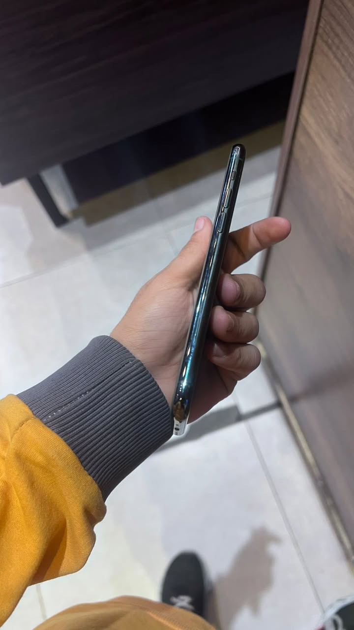 إيفون ١١ برو البيع جهاز نضيف ممفتوح السعر ٣٢٥ وبي مجال مكان الاعضميه الرقم ***********
